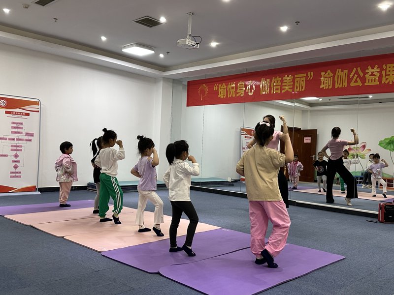 瑜伽，一种古老的身体与心灵练习方式，在现代快节奏生活中越来越受欢迎。那么，如何选择适合自己的瑜伽课程呢？